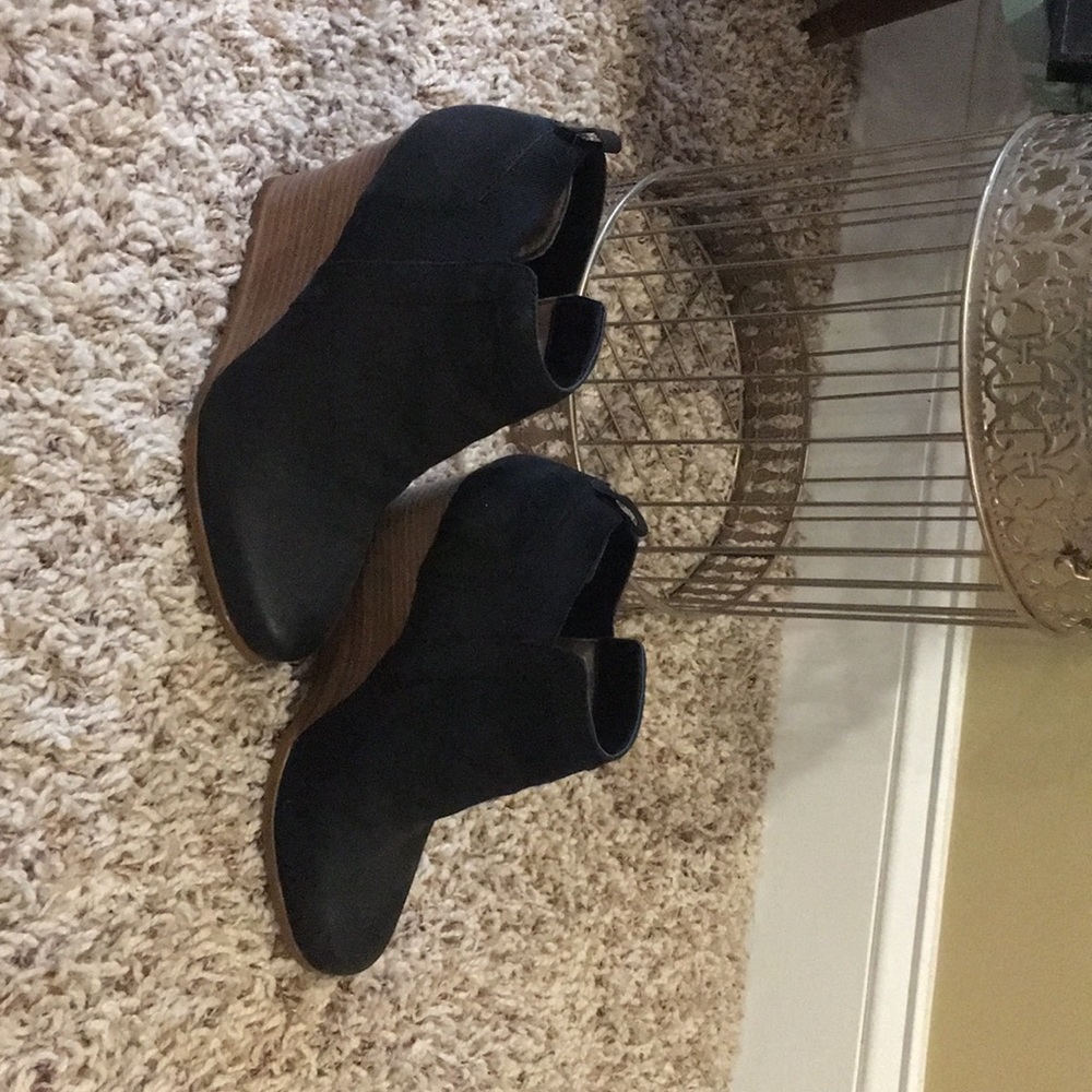 Crown Vintage wedged black bootie size 7